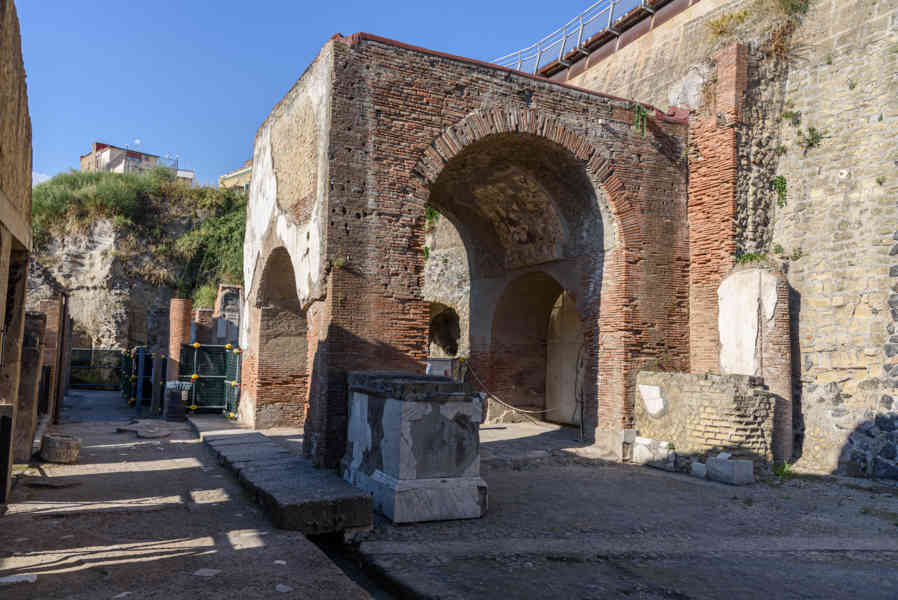 236 - Italia - Herculano - parque arqueológico de Herculano - Decumano Massimo.jpg